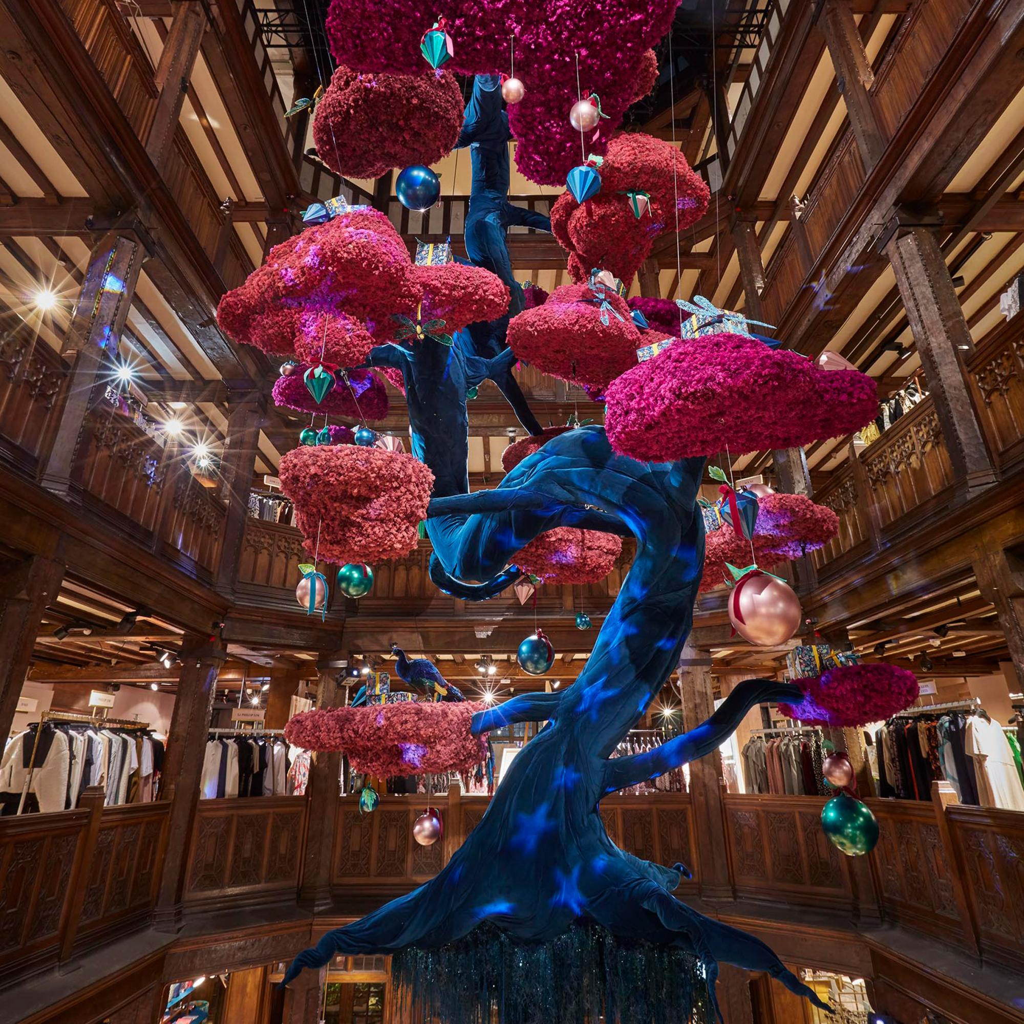 Шинуазри и "Алиса в Стране Чудес": топ-10 фантастических новогодних елок 2020