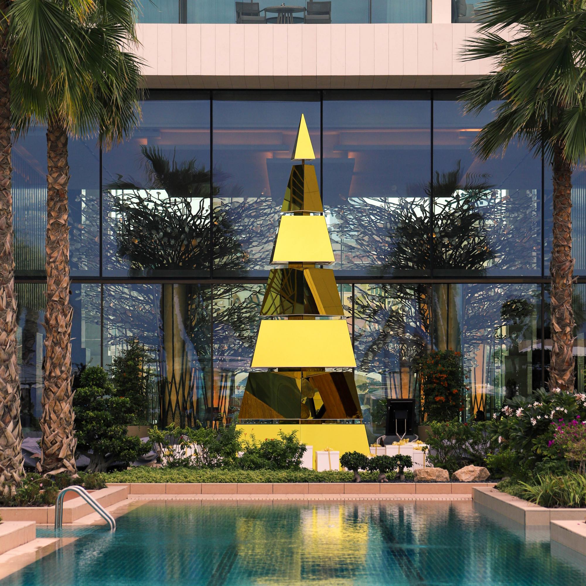 Шинуазри и "Алиса в Стране Чудес": топ-10 фантастических новогодних елок 2020