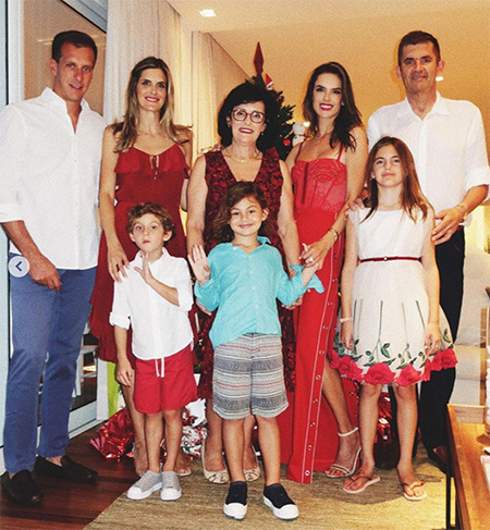 Поход в "Диснейленд" и оленьи рога: как западные звезды отметили Рождество 2018