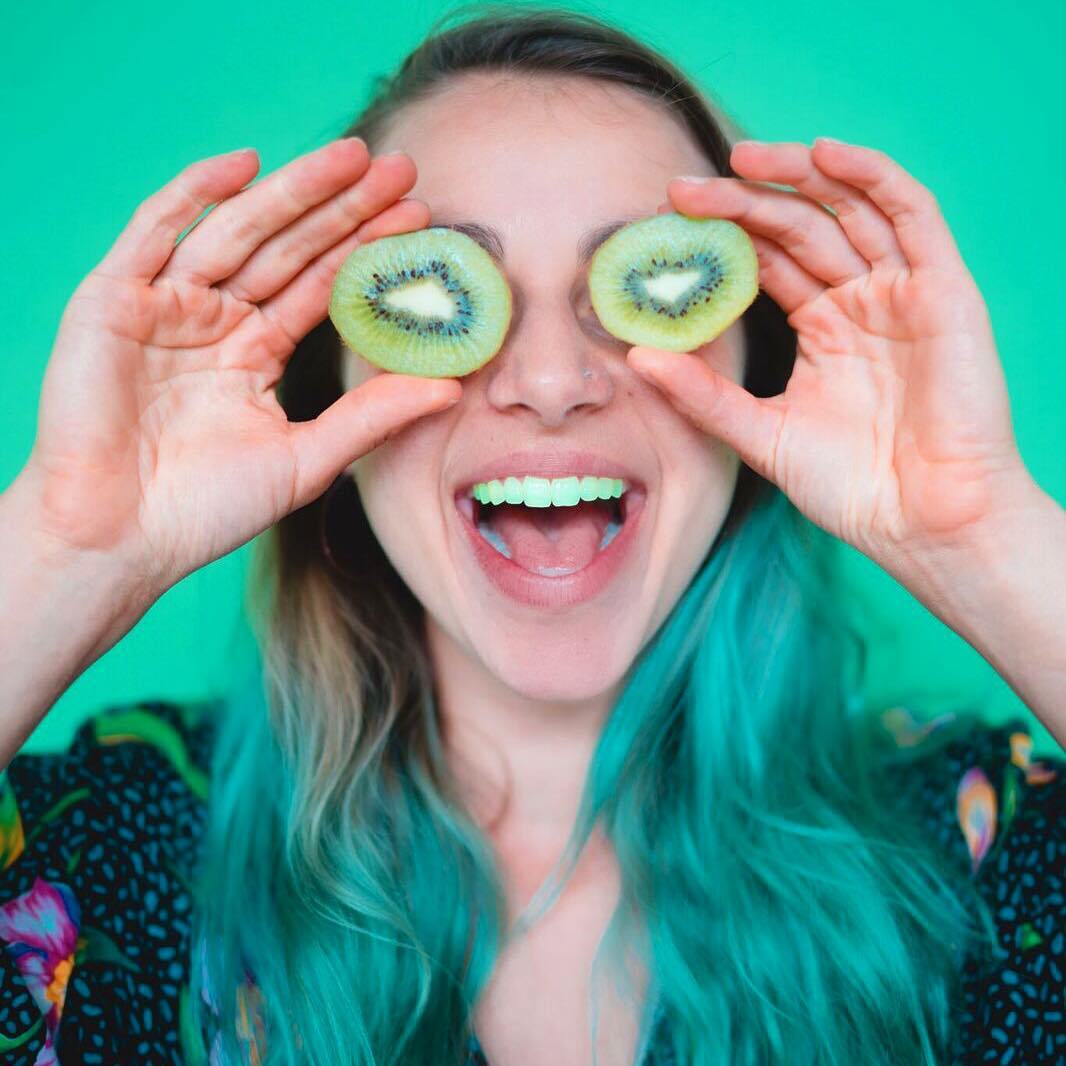 В сети набирает популярность странный новый тренд - цветные зубы