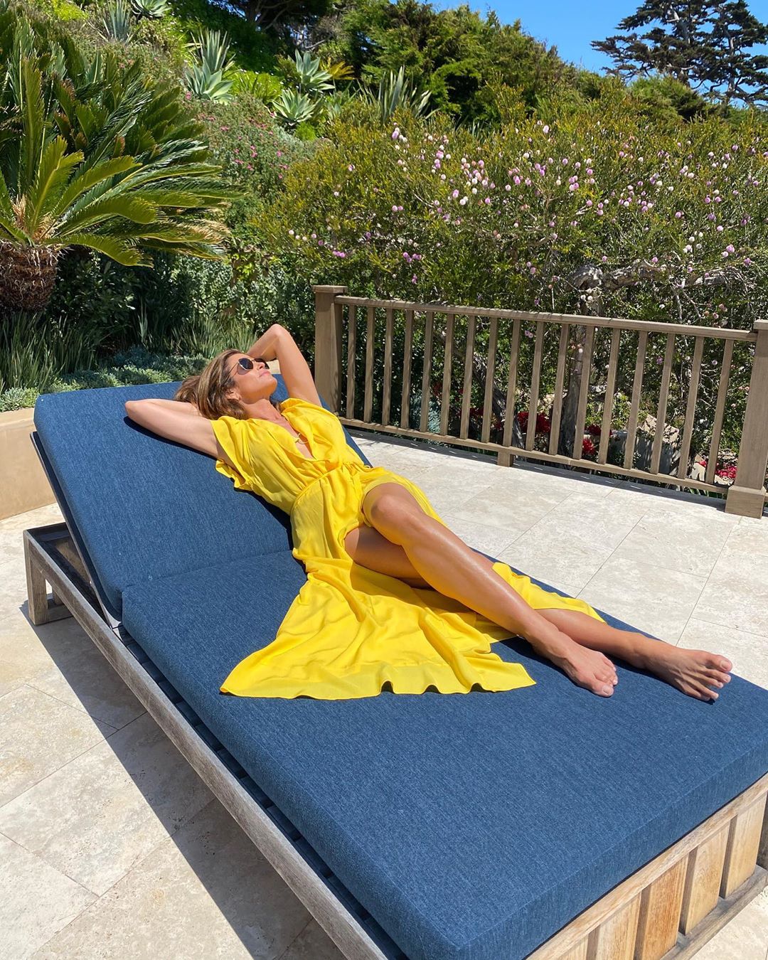 Женщина-мечта: 54-летняя Синди Кроуфорд восхитила стройной фигурой и "бесконечными" ногами