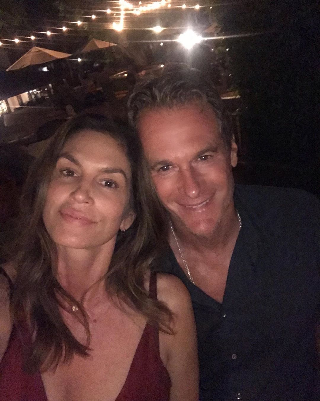 Жінка-вамп: Сінді Кроуфорд захопила стрункою фігурою в червоному костюмі