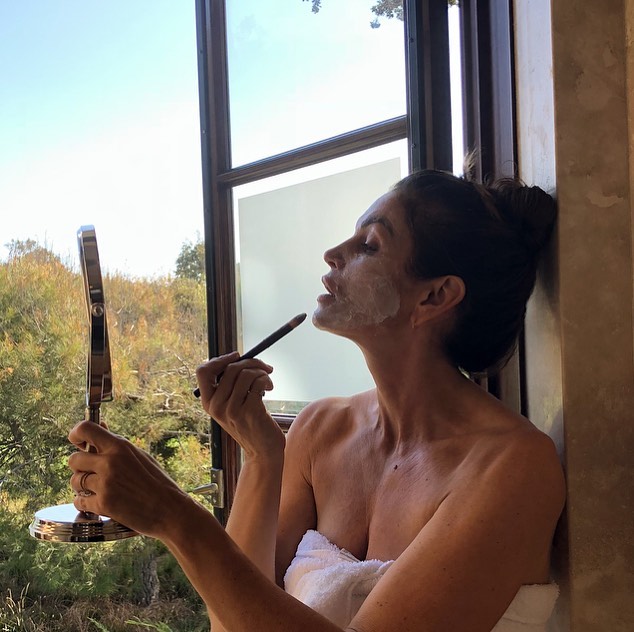 Стильный образ на каждый день: Синди Кроуфорд показала, с чем носить классические джинсы