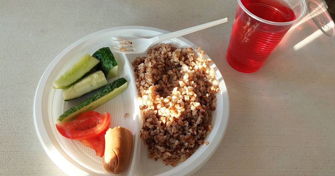 "Ням-ням": британский солдат показал завтрак НАТО в украинской столовой