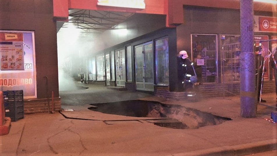 У Харкові посеред ринку біля ТЦ утворилося провалля: відео "порталу в пекло"