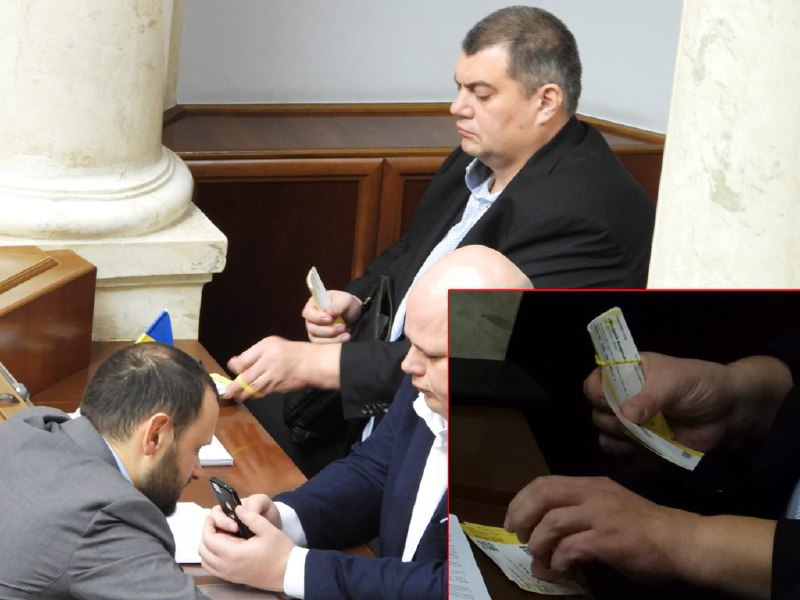 В Раде засекли экс-"кварталовца" за странным занятием  (фото)