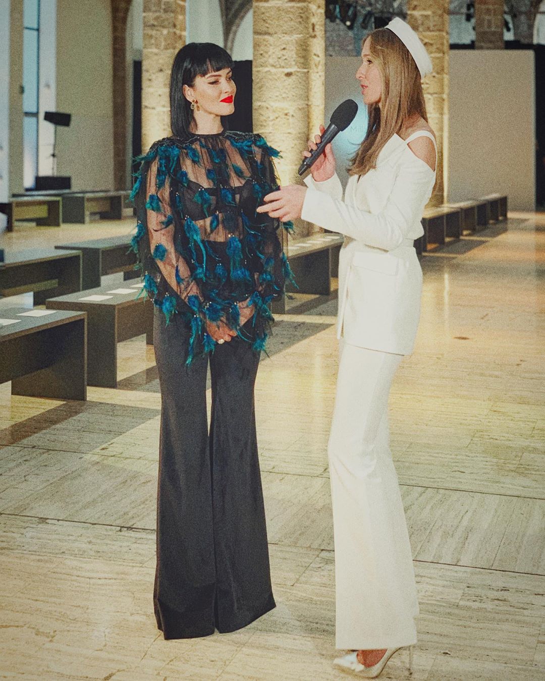 "Попа огонь": Леся Никитюк взбудоражила дерзким образом в прозрачных брюках