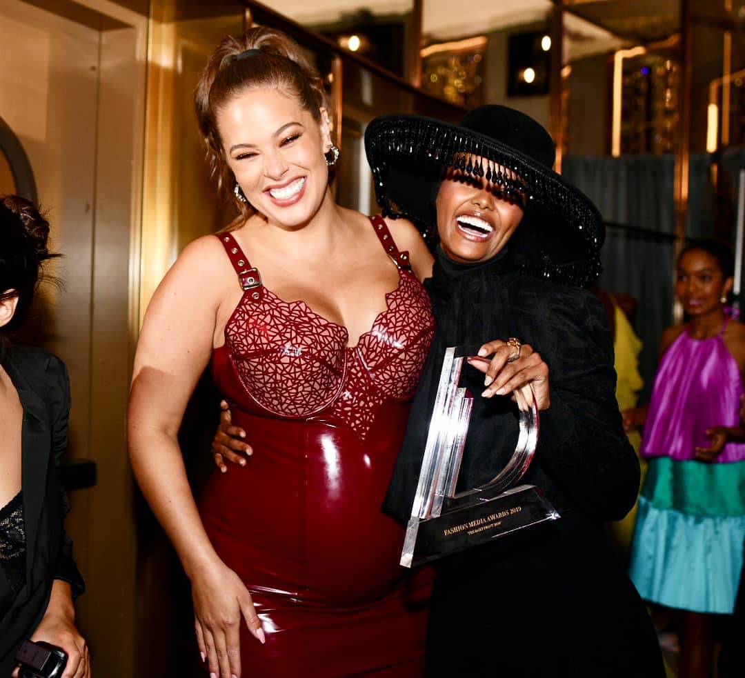 В червоному латексі: вагітна Ешлі Грем підкреслила пишні форми відвертим вбранням