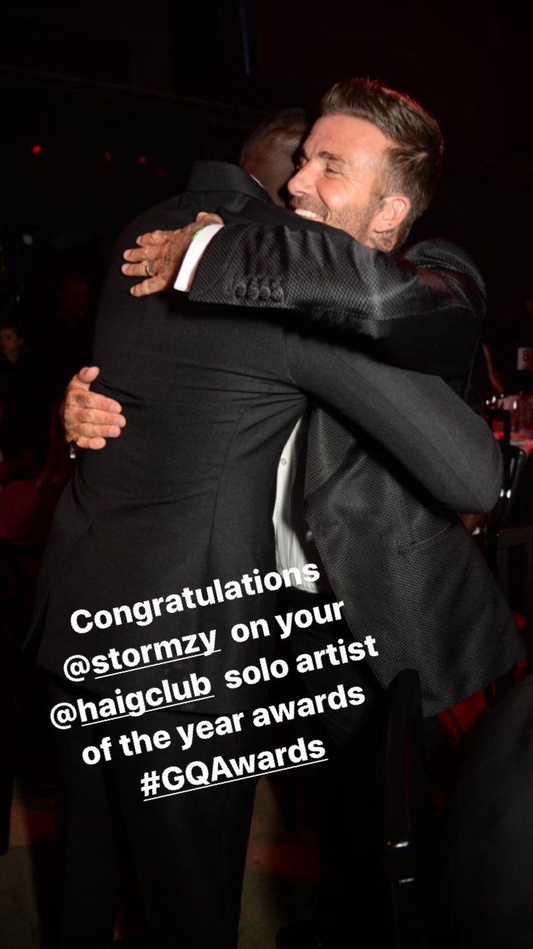 Белая королева: Виктория Бекхэм вышла в свет в стильном наряде и в окружении любимых мужчин