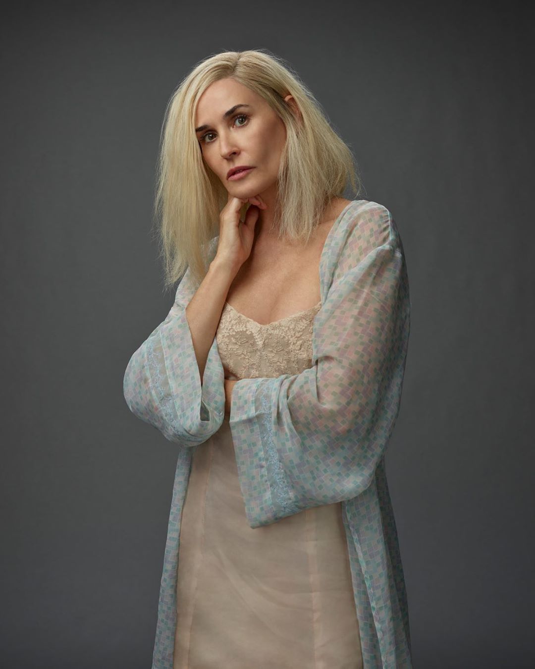 Вслед за Ратаковски: 57-летняя Деми Мур перекрасилась в платиновую блондинку