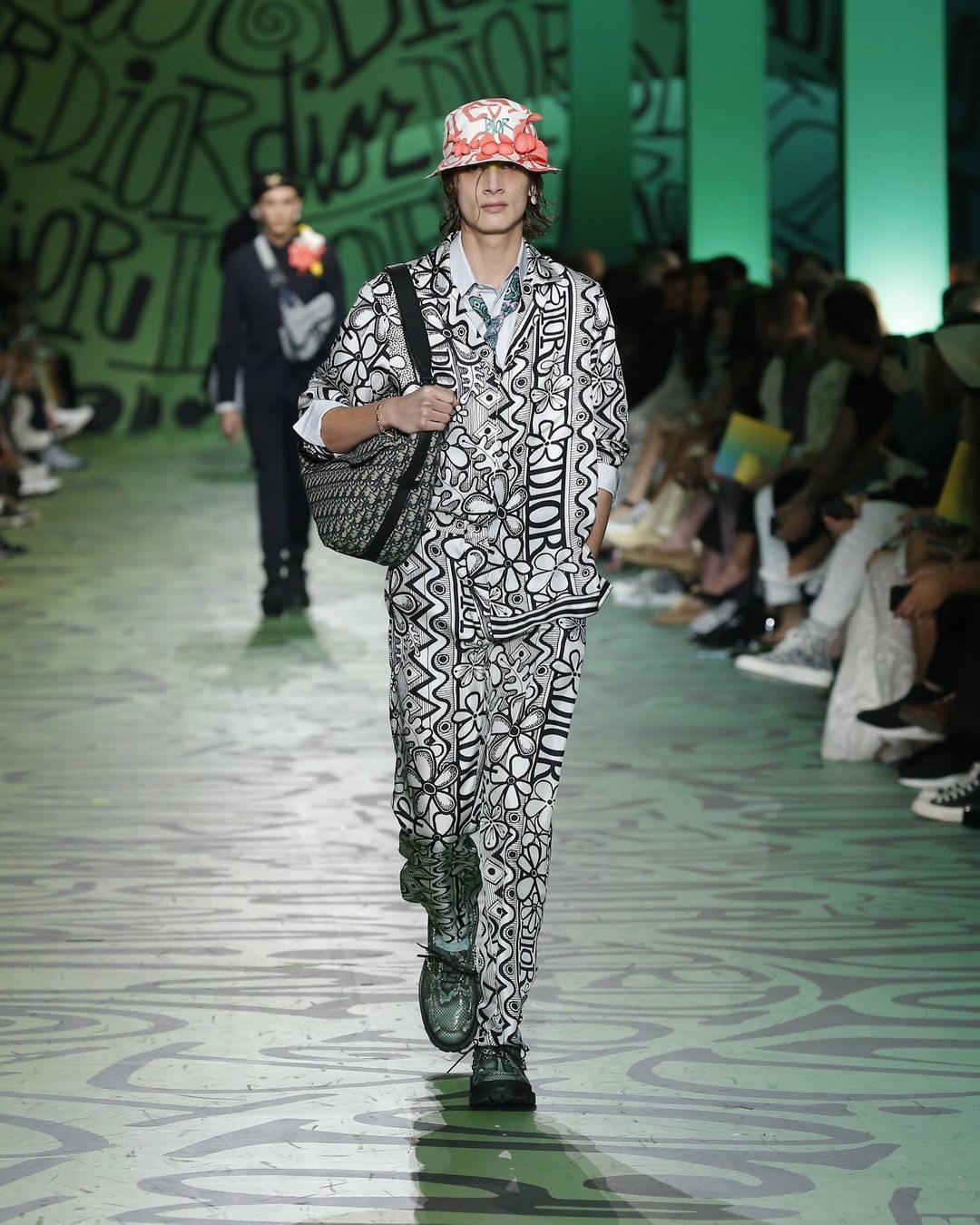 Хижачка: Кім Кардашьян захопила пишними формами в зміїному total look