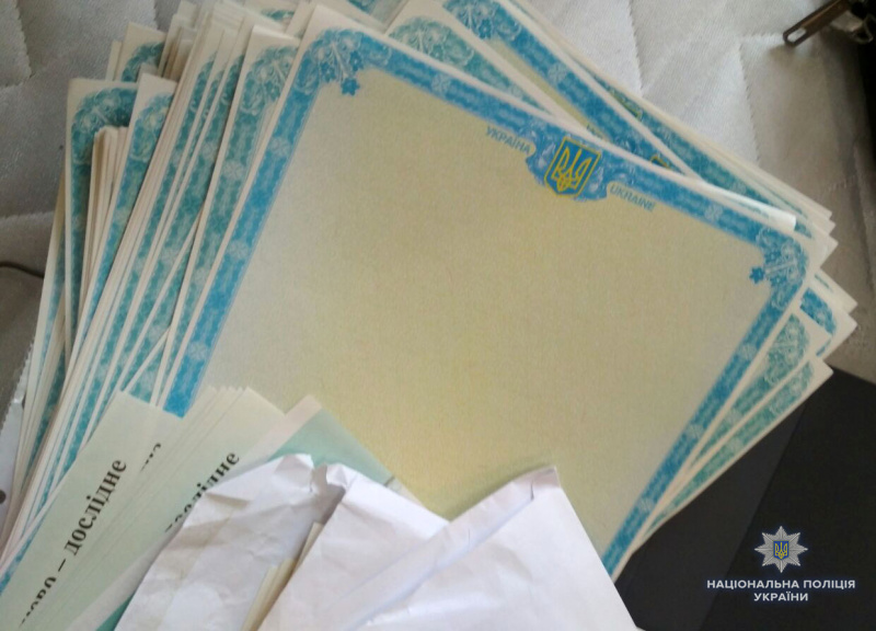 Нацполиция задержала группировку, занимавшуюся подделкой госдокументов