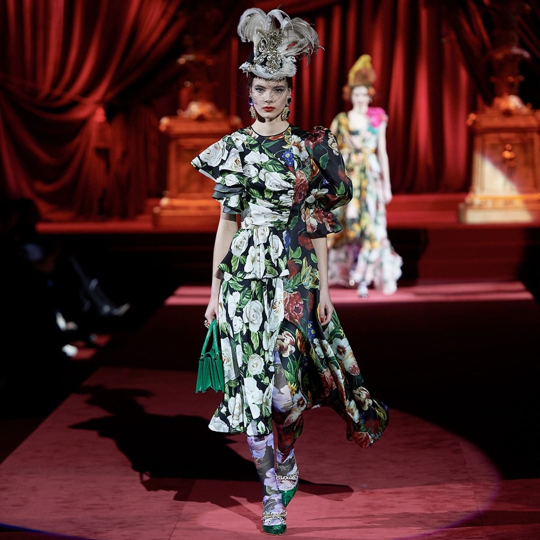 Классика, роскошь и сюрреализм: как прошел показ Dolce &amp; Gabbana на Неделе моды в Милане FW 19/20