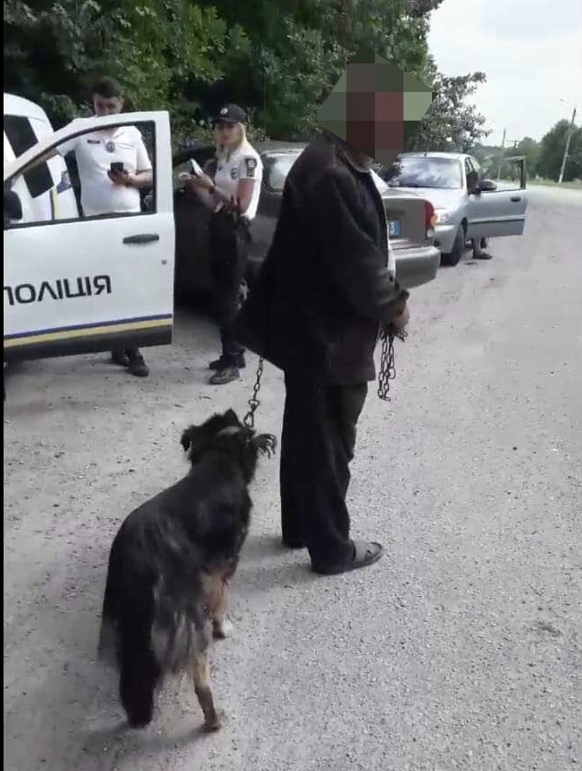 Под Хмельницким пенсионеры привязали собаку к машине и волочили по дороге