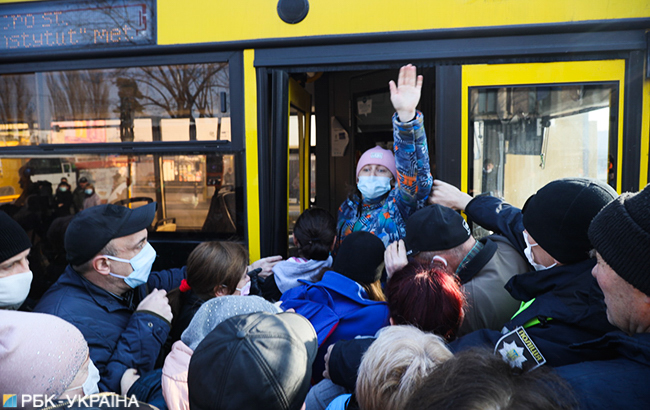 Карантин у Києві: з'явилися фото "штурму" автобусів