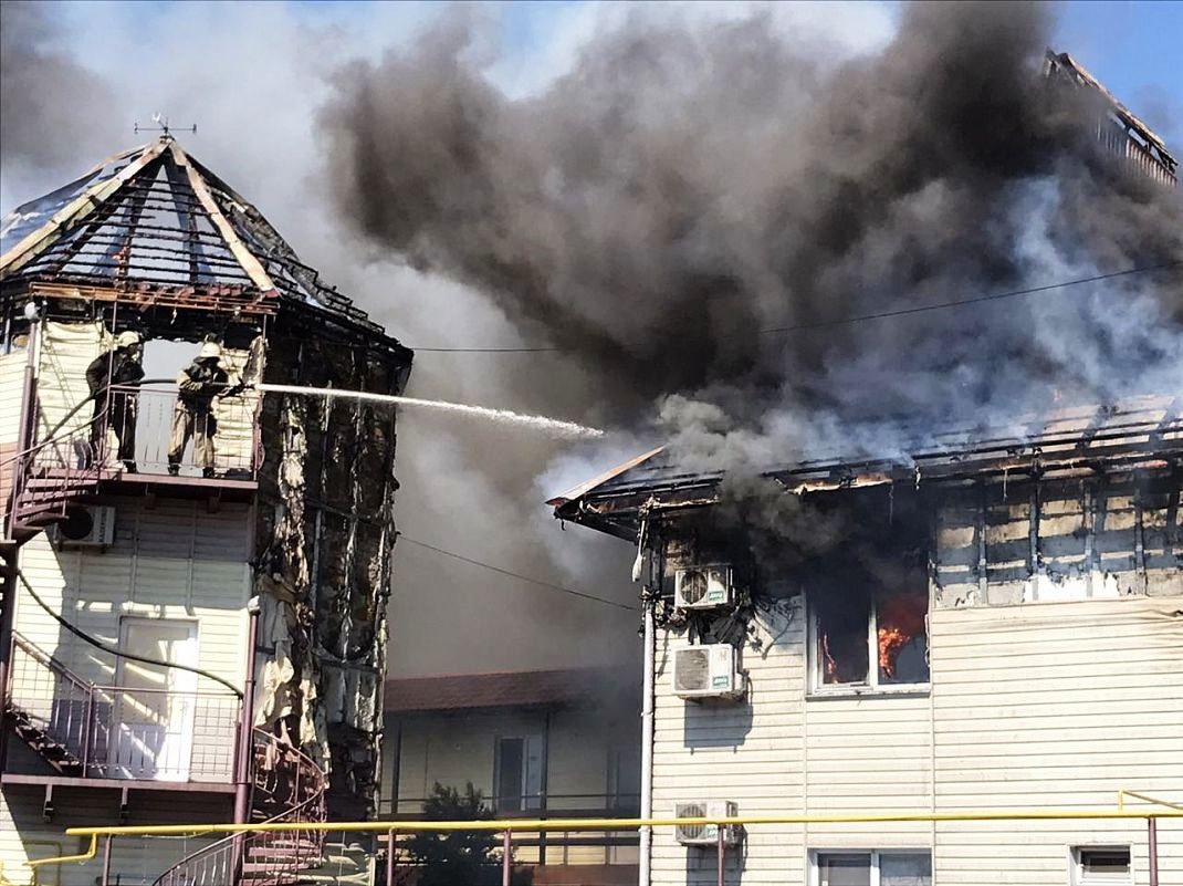 На українському курорті в готелі сталася сильна пожежа: відео НП