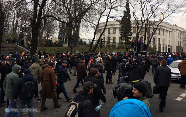 Под здание Рады стягивают силовиков