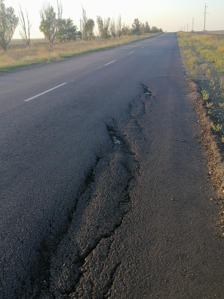 Под Бердянском "посыпалась" новая трасса: не простояла и месяц (фото)