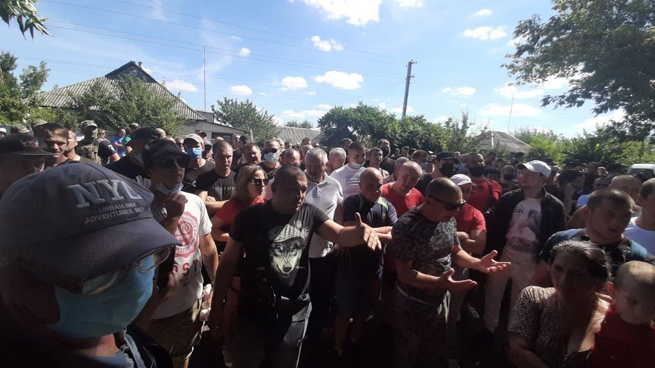 Під Харковом евакуювали ромів, проти яких ополчилося село (відео)