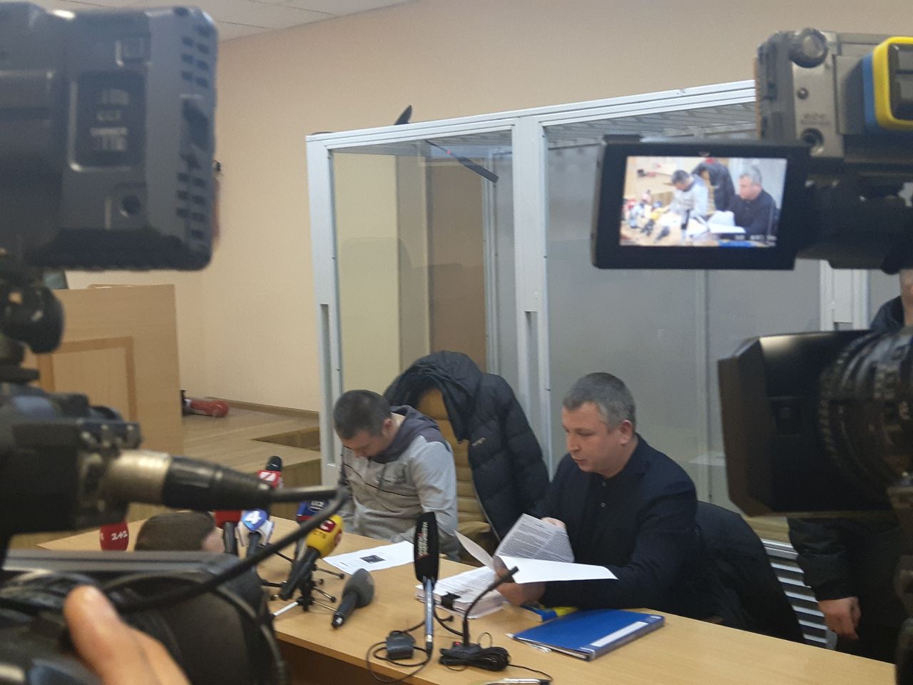 В Киеве начался суд над полицейским, который бил ногами активистов