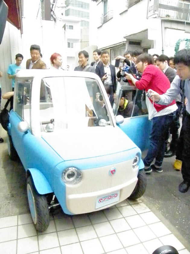 Японці розробили суперлегкий пластиковий електромобіль