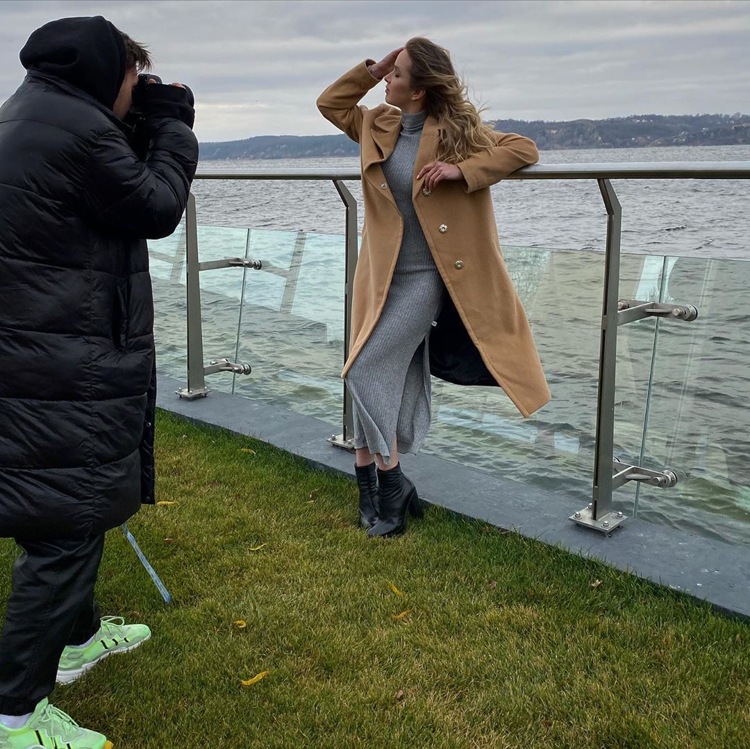 Була б ведучою: Еліна Світоліна блиснула стрункими ніжками в сукні від українського дизайнера