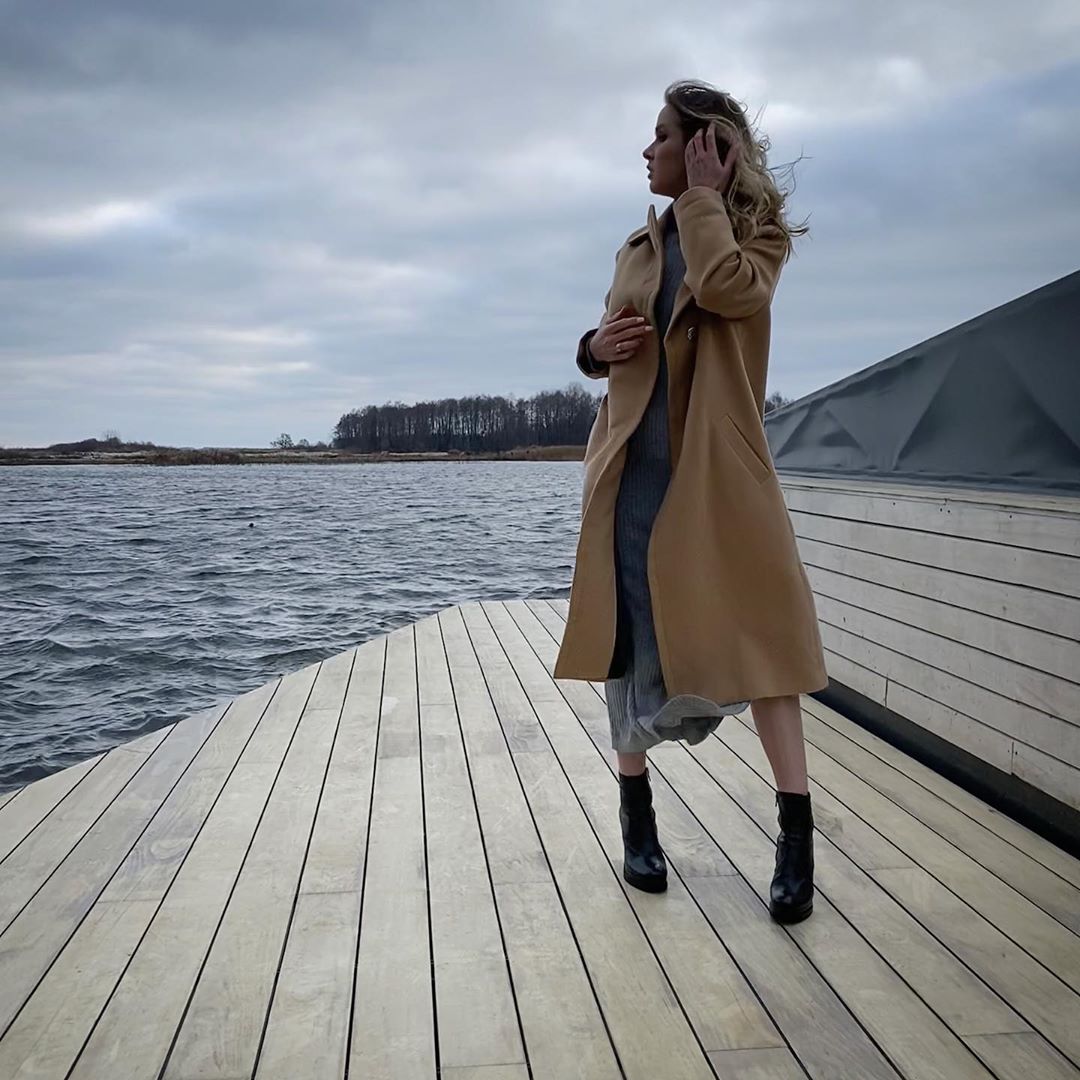 Була б ведучою: Еліна Світоліна блиснула стрункими ніжками в сукні від українського дизайнера