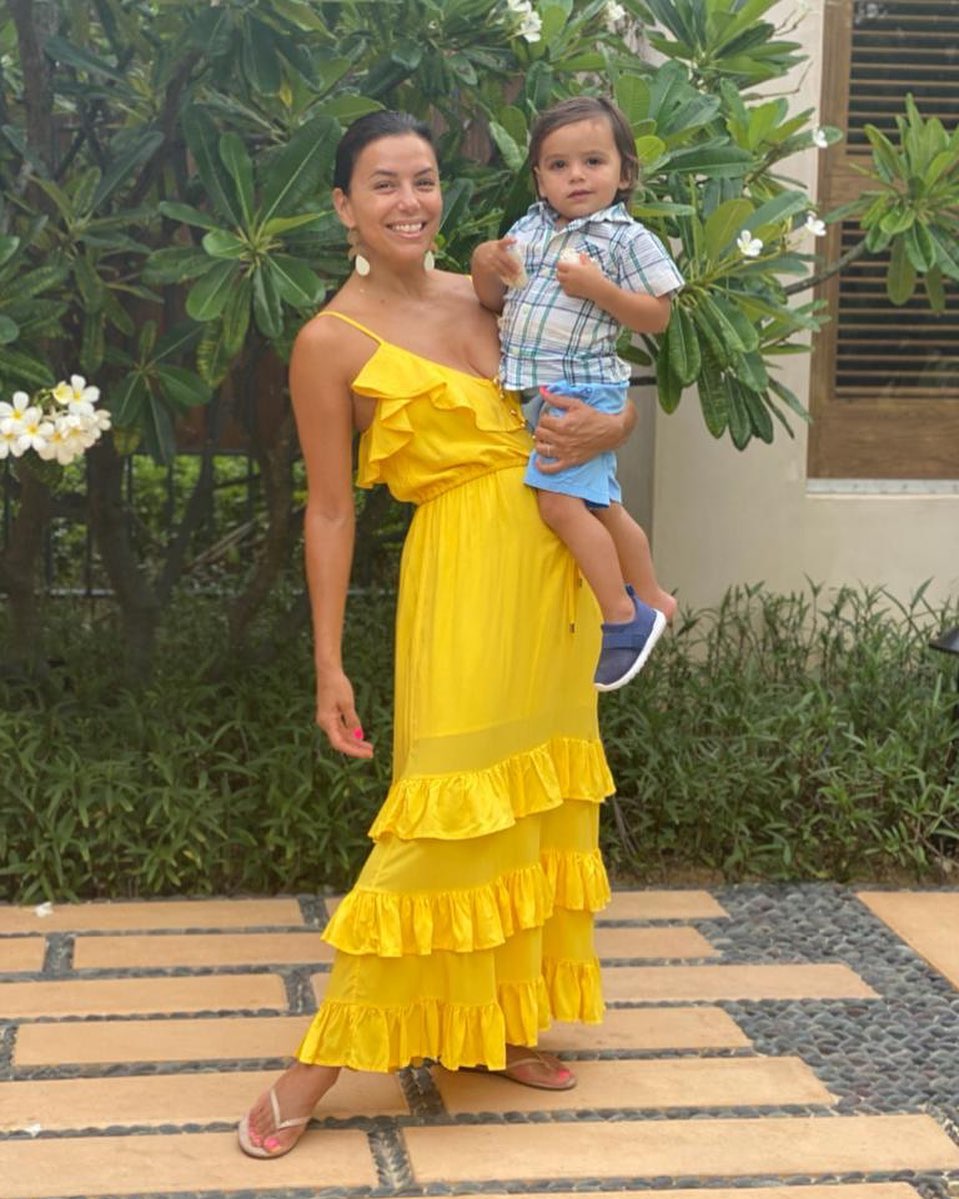 Горячая мамочка: Ева Лонгория покорила стройной фигурой в женственном платье