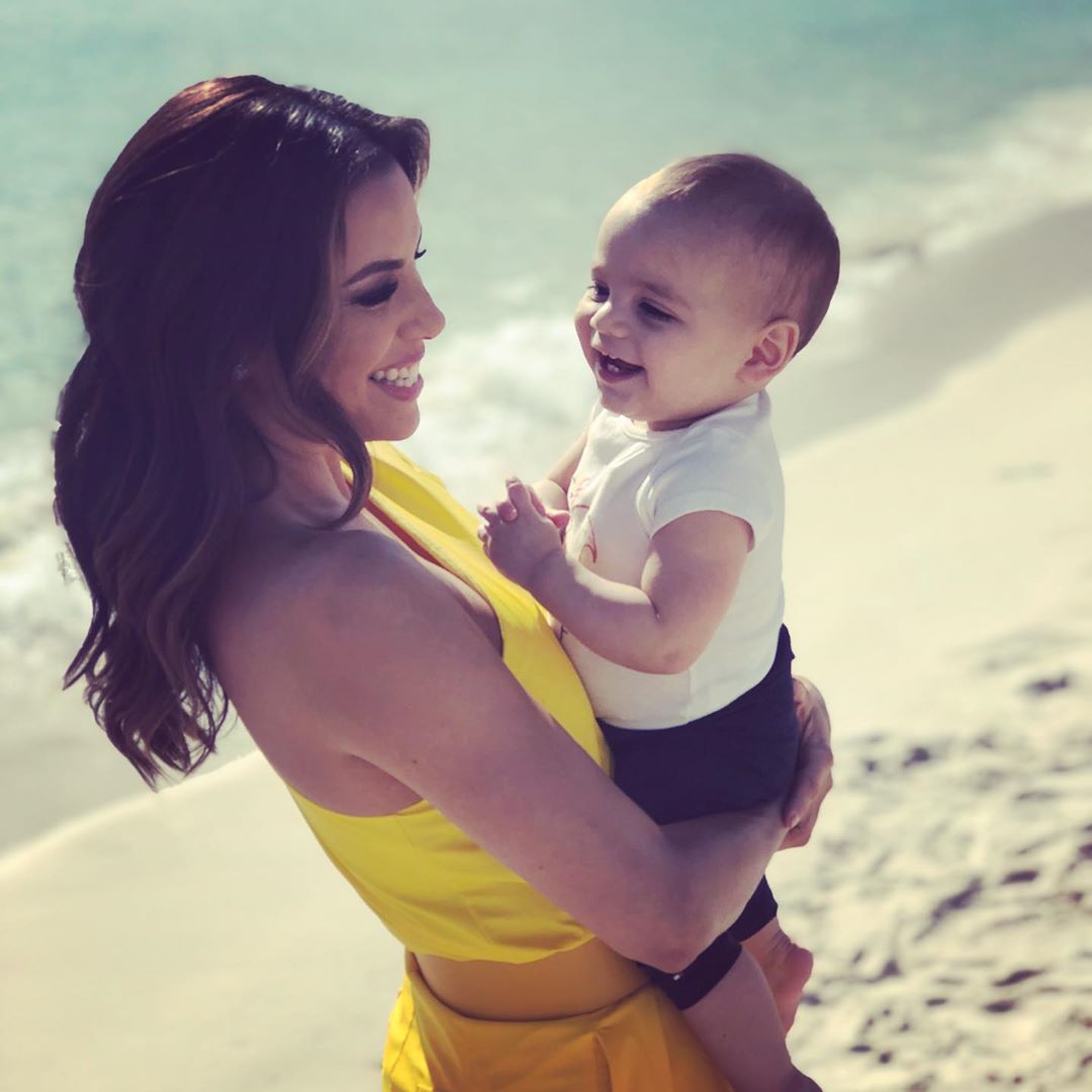 У всій красі: 44-річна Єва Лонгорія захопила стрункою фігурою в розкішній сукні