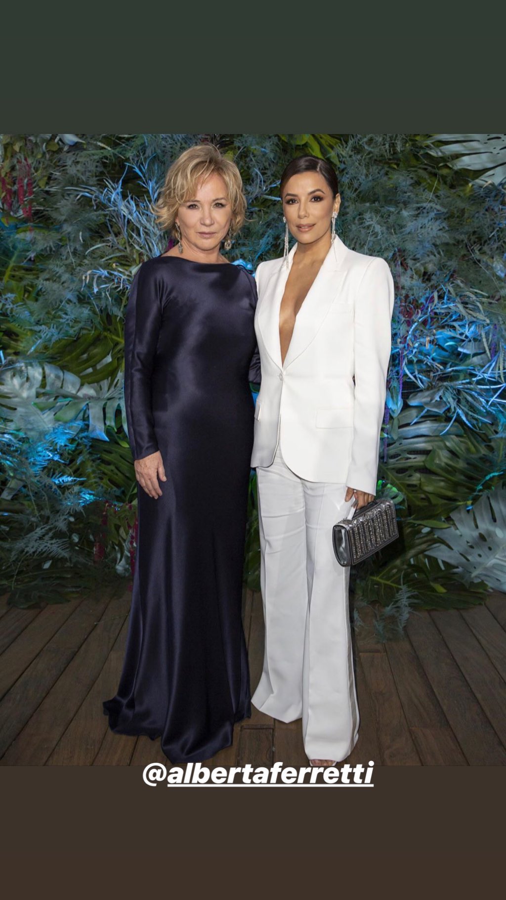 Белая магия: 44-летняя Ева Лонгория подчеркнула яркую внешность стильными светлыми нарядами