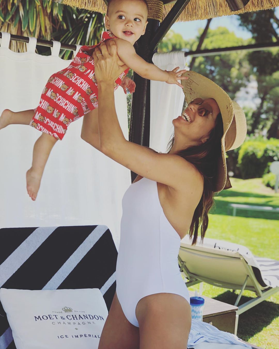 Фитнес-икона: Ева Лонгория показала спортивную фигуру и любимые упражнения