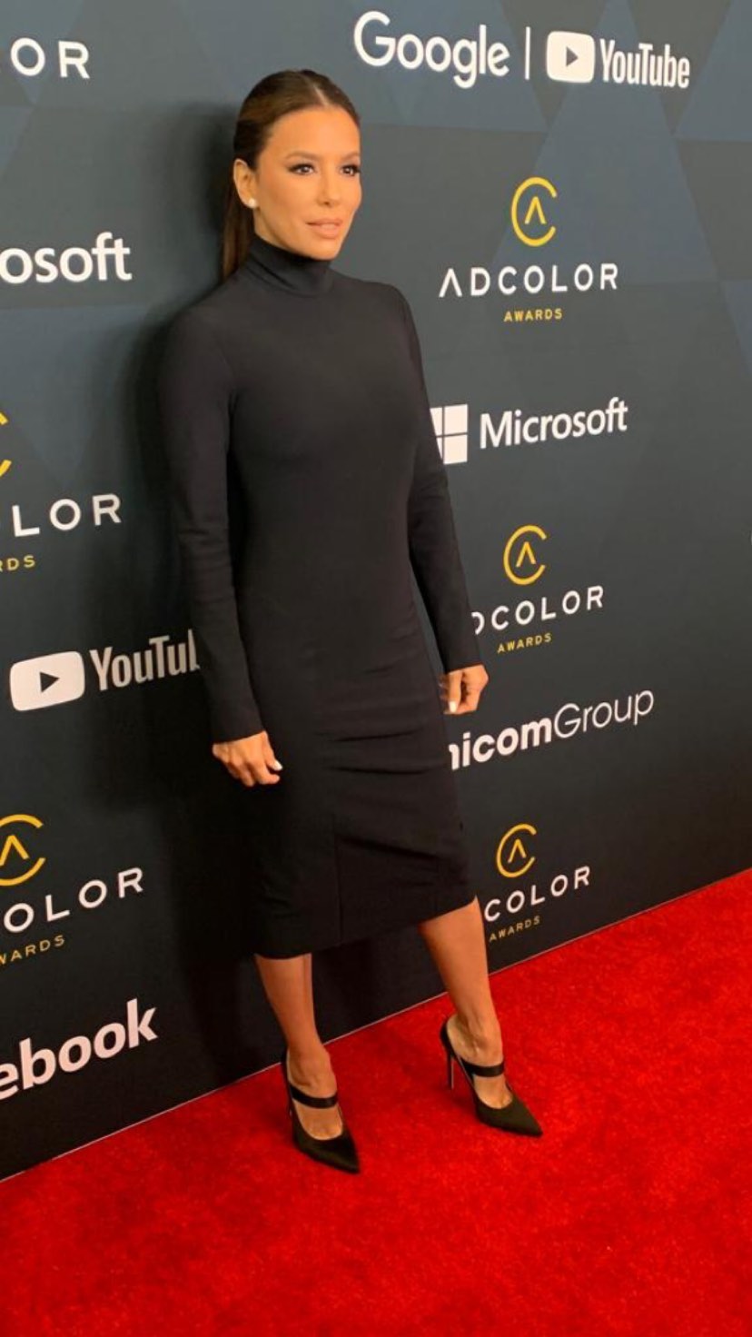 Очей не відвести! Єва Лонгорія підкреслила спортивну фігуру облягаючою сукнею