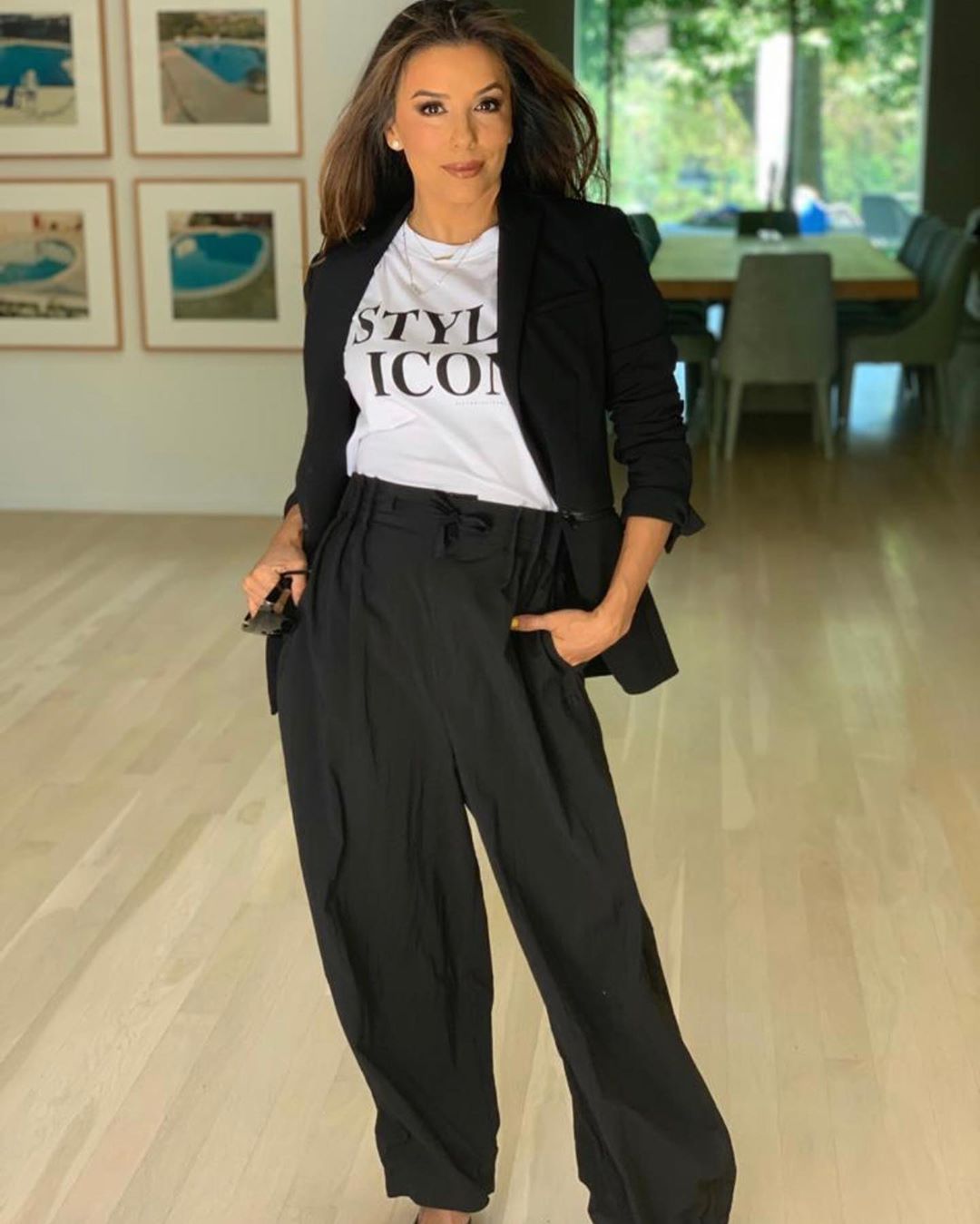 Очей не відвести! Єва Лонгорія підкреслила спортивну фігуру облягаючою сукнею