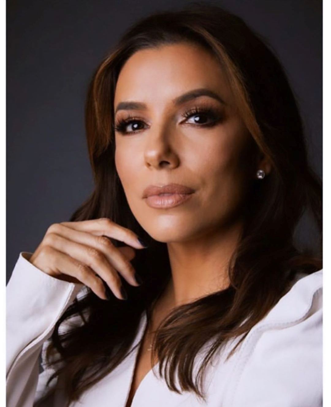 Зимовий total white: Єва Лонгорія демонструє, як носити білий в холодну пору року