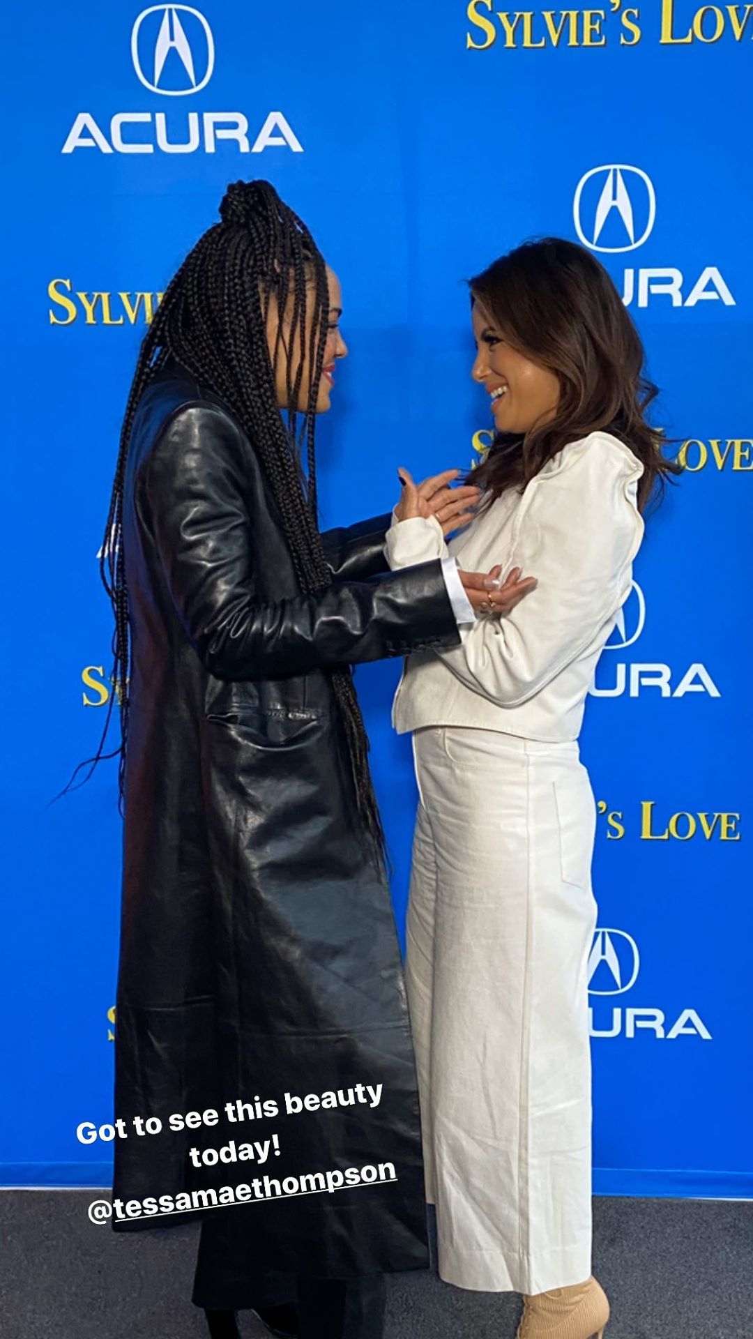 Зимовий total white: Єва Лонгорія демонструє, як носити білий в холодну пору року