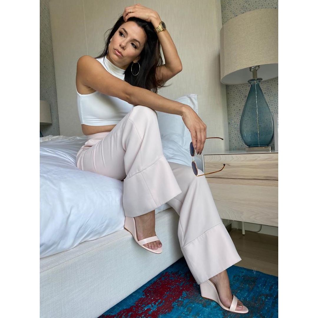 Спокусливий total white: Єва Лонгорія демонструє струнку фігуру в трендовому образі