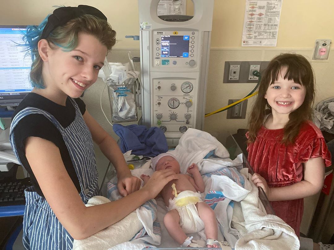 Друга мама: старша дочка Мілли Йовович зворушила мережу турботою за новонародженою Оушан (фото)