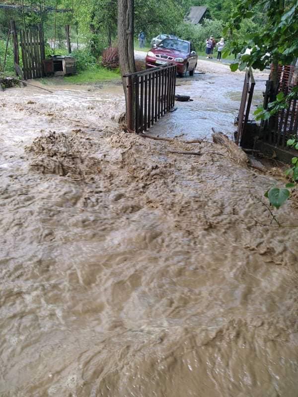 Стихия на западе Украины: регион накрыло жуткими ливнями и гигантским градом