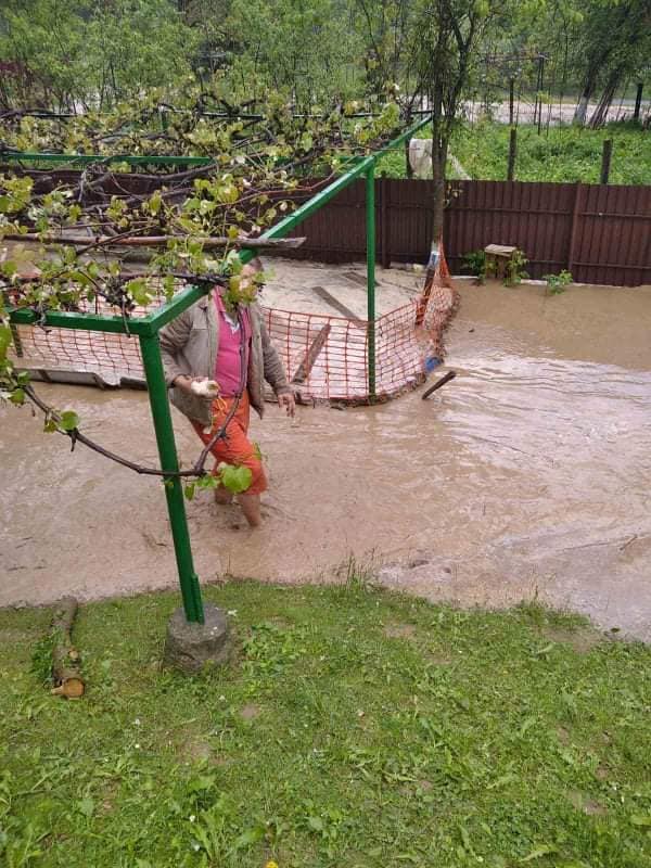 Стихия на западе Украины: регион накрыло жуткими ливнями и гигантским градом