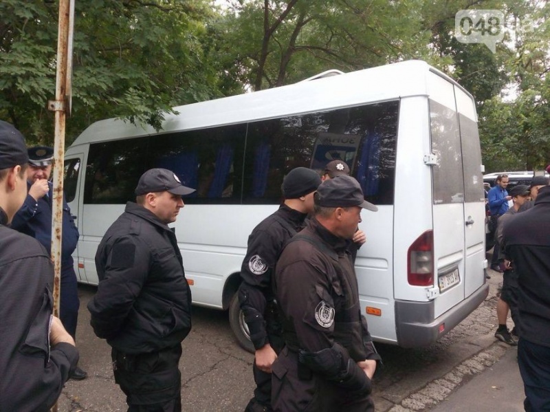 В центре Одессы военные перекрыли дорогу в знак протеста