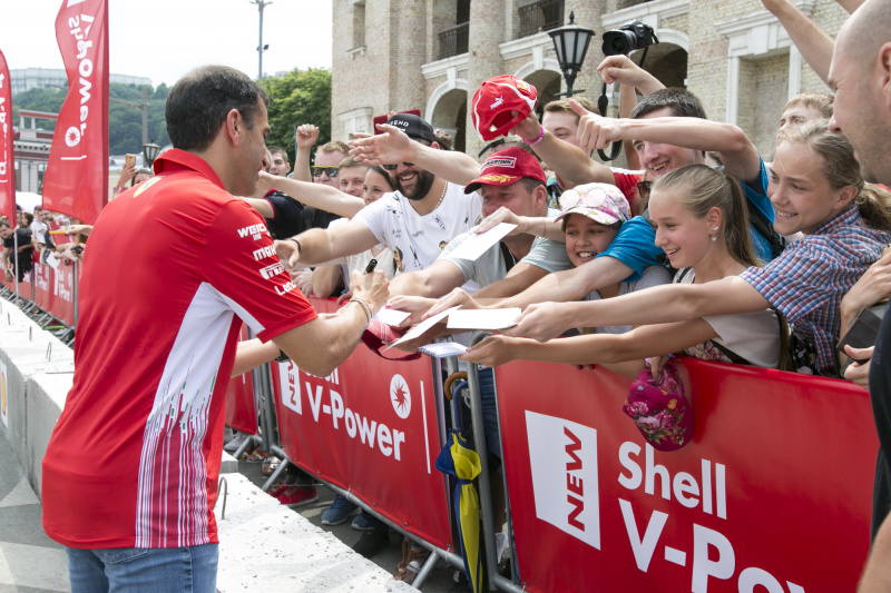 На ЗаПАЛЬНОМУ ШОУ від Shell побувала команда Scuderia Ferrari Формули 1