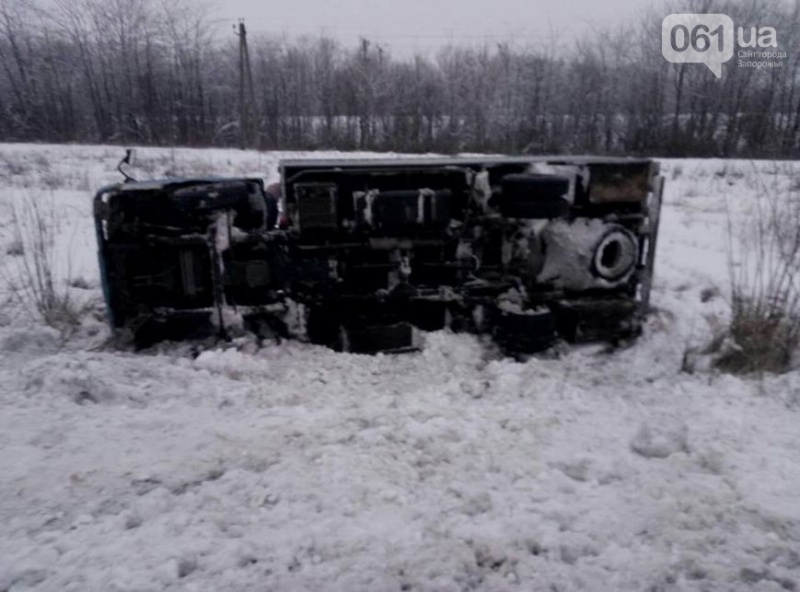 Під Запоріжжям перекинувся автозак з 11 ув'язненими