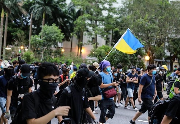 Символ свободы: на протестах в Гонконге увидели флаг Украины