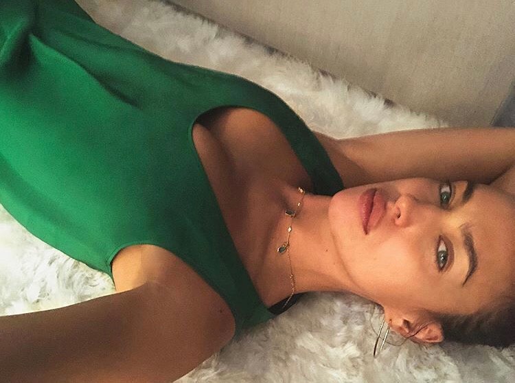 Ідеально для літа: Ірина Шейк підкреслила засмагле тіло "соковитим" вбранням