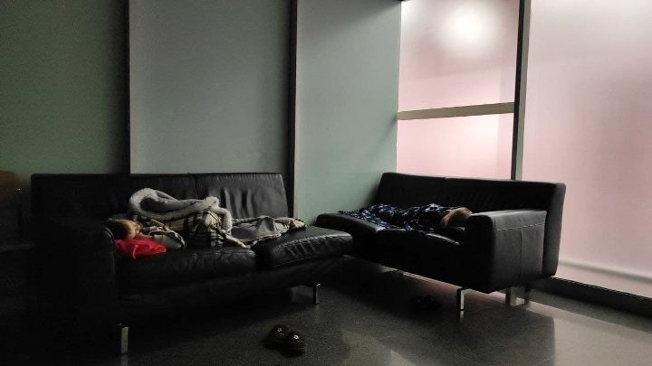 Маму с двумя детьми из-за СМС не пустили в Украину: ночевали в аэропорту