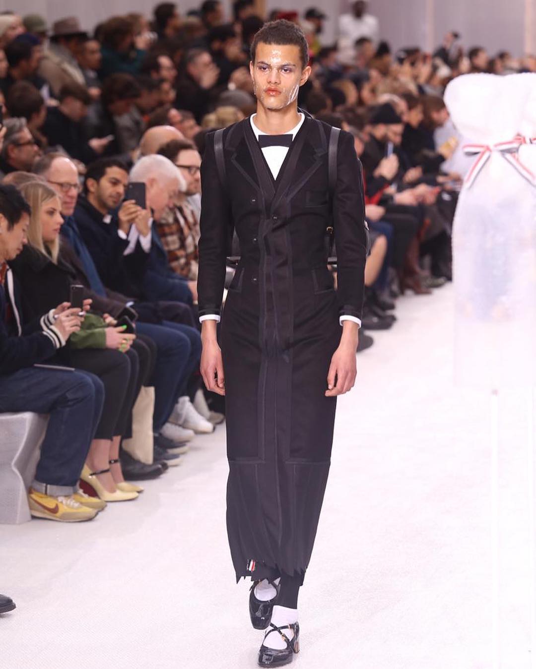 "Мэри Поппинс в мужской роли": Thom Browne вывел на подиум юношей в платьях и юбках (фото)