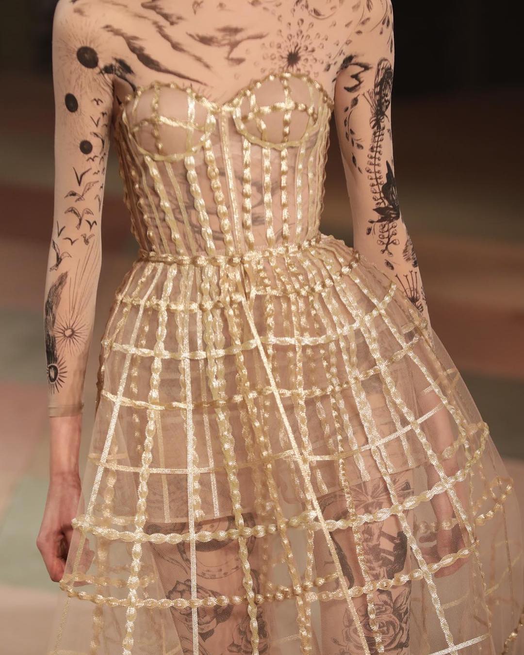 Неделя высокой моды в Париже: Christian Dior устроил "парад мечты" под куполом шапито (фото)