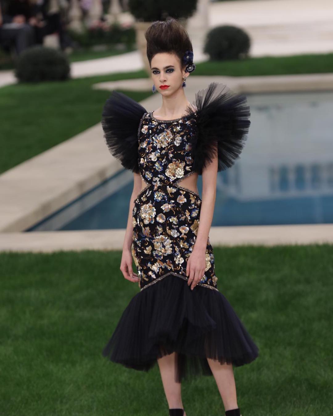 Пір'я, волани і королівські забави: показ CHANEL на Тижні високої моди у Парижі (фото)