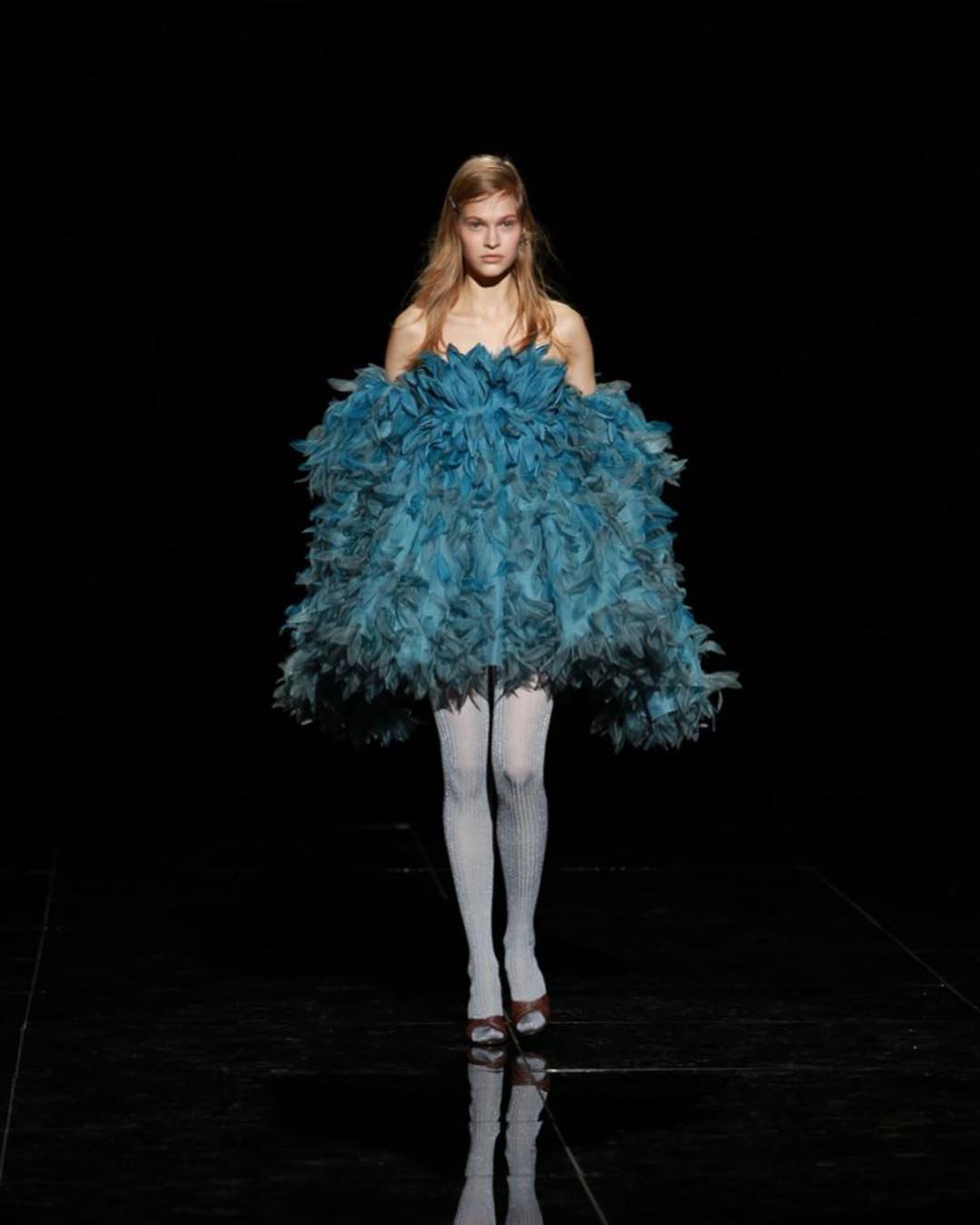 Перья и гиперобъем: MARC JACOBS представил сказочную коллекцию сень-зима 2019