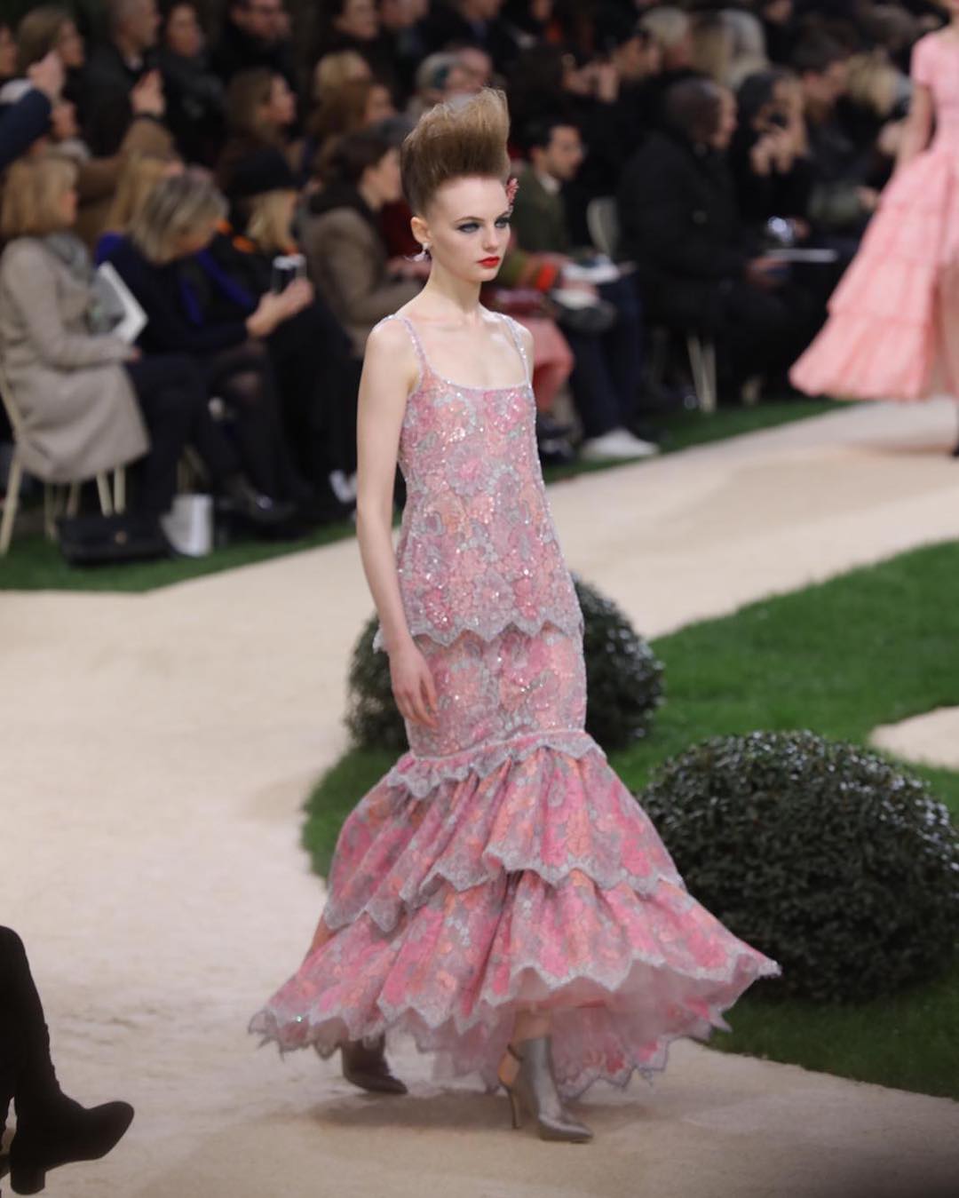 Пір'я, волани і королівські забави: показ CHANEL на Тижні високої моди у Парижі (фото)